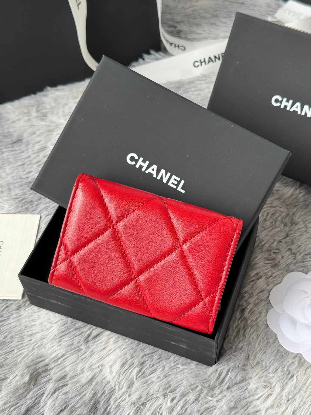 MINI FLAP CARD HOLDER 11 IN RED LAMBSKIN GOLD-TONE METALLIC