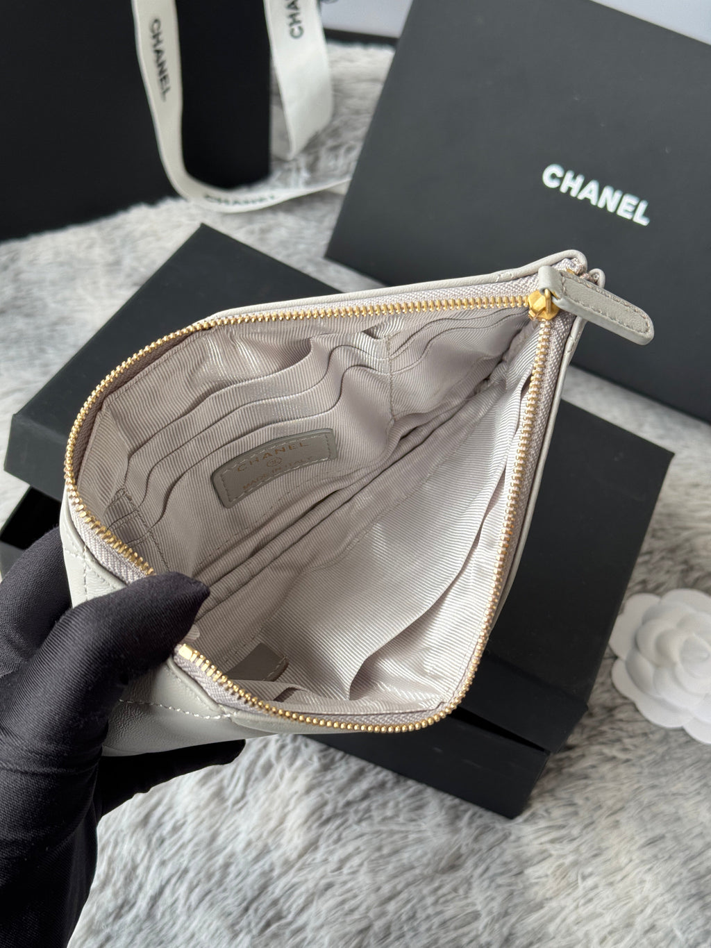 CLASSIC ZIPPER POUCH 20 IN GREY SMOOTH LAMBSKIN GOLD-TONE HARDWARE