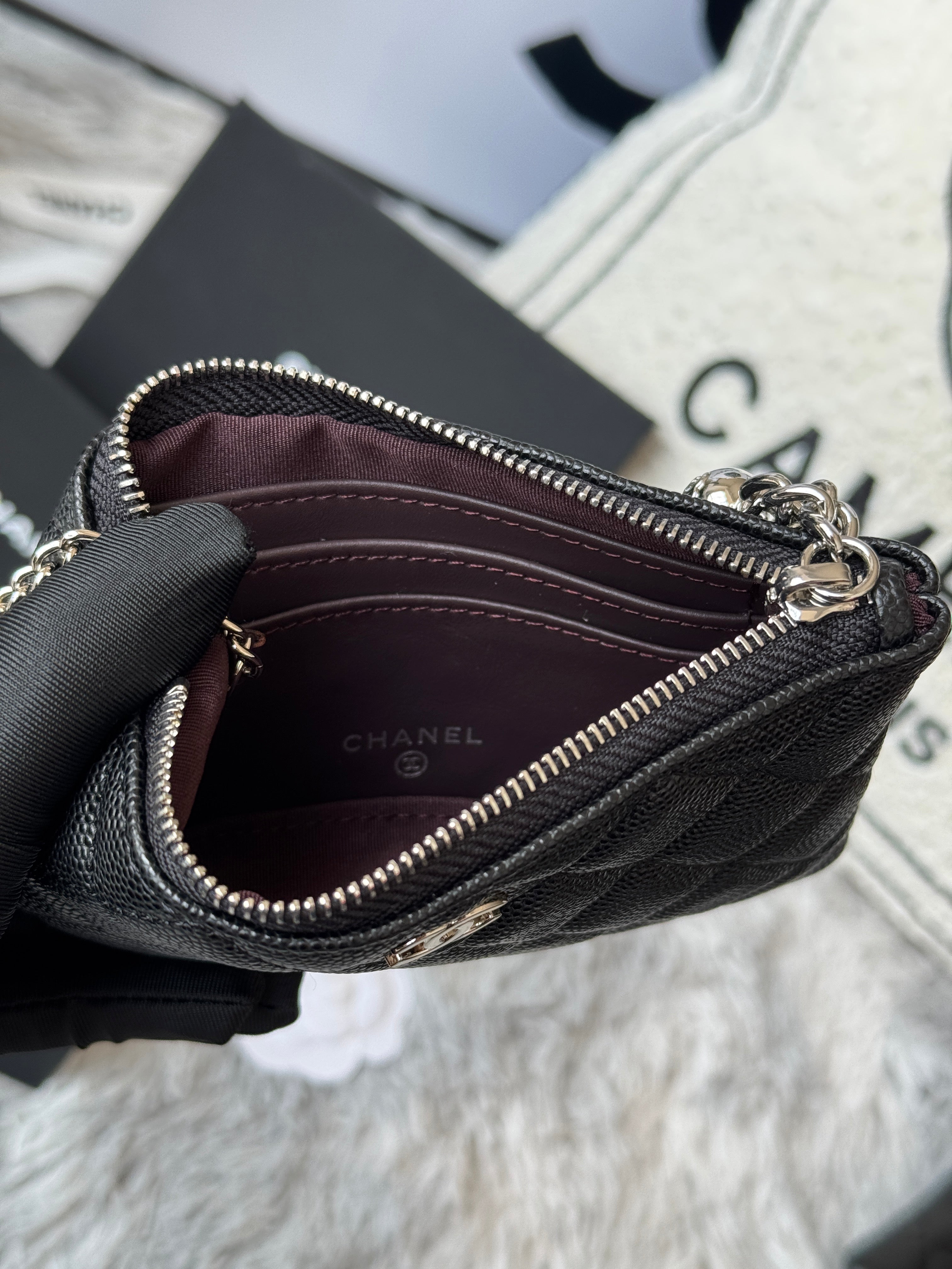 CC CLASSIC ZIPPED POUCH 14 IN BLACK GRAINED CALFSKIN SILVER-TONE CHARM CHAIN