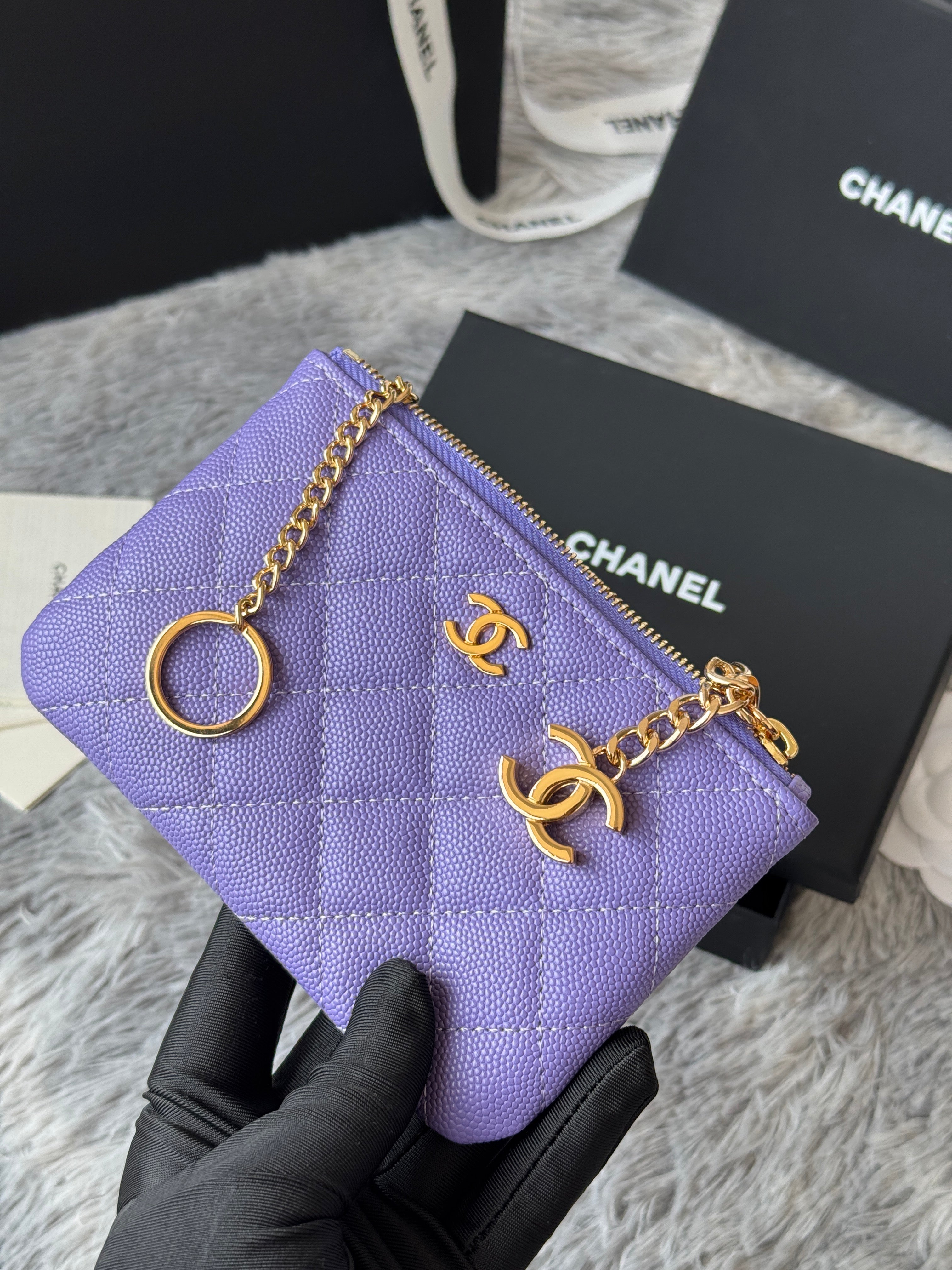 CC CLASSIC ZIPPED POUCH 14 IN BABY PURPLE GRAINED CALFSKIN GOLD-TONE CHARM CHAIN