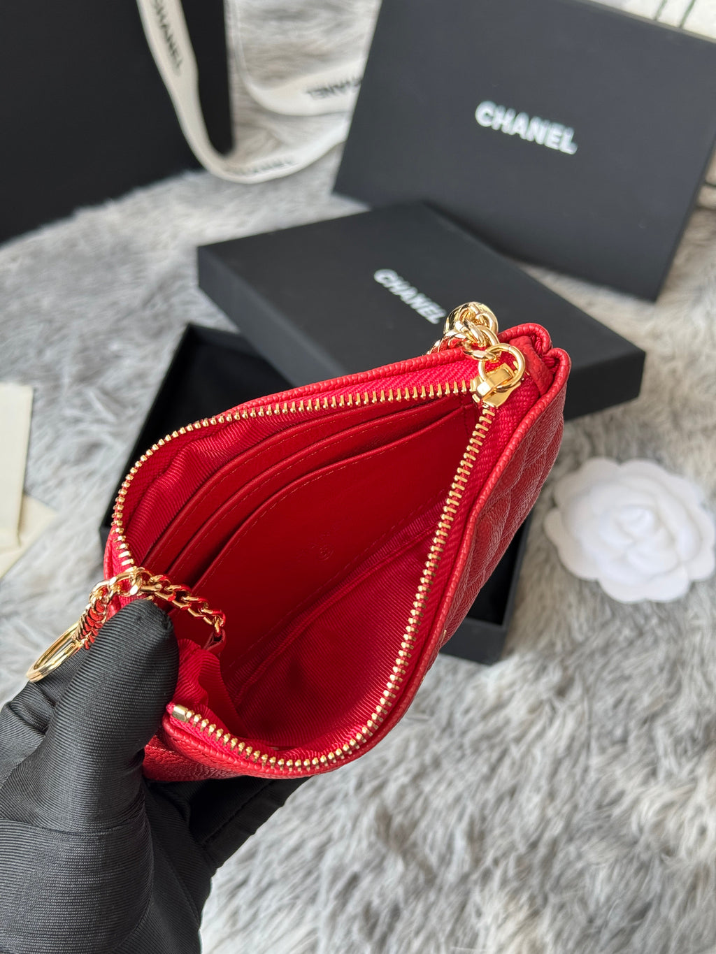 CC CLASSIC ZIPPED POUCH 14 IN RED GRAINED CALFSKIN GOLD-TONE CHARM CHAIN