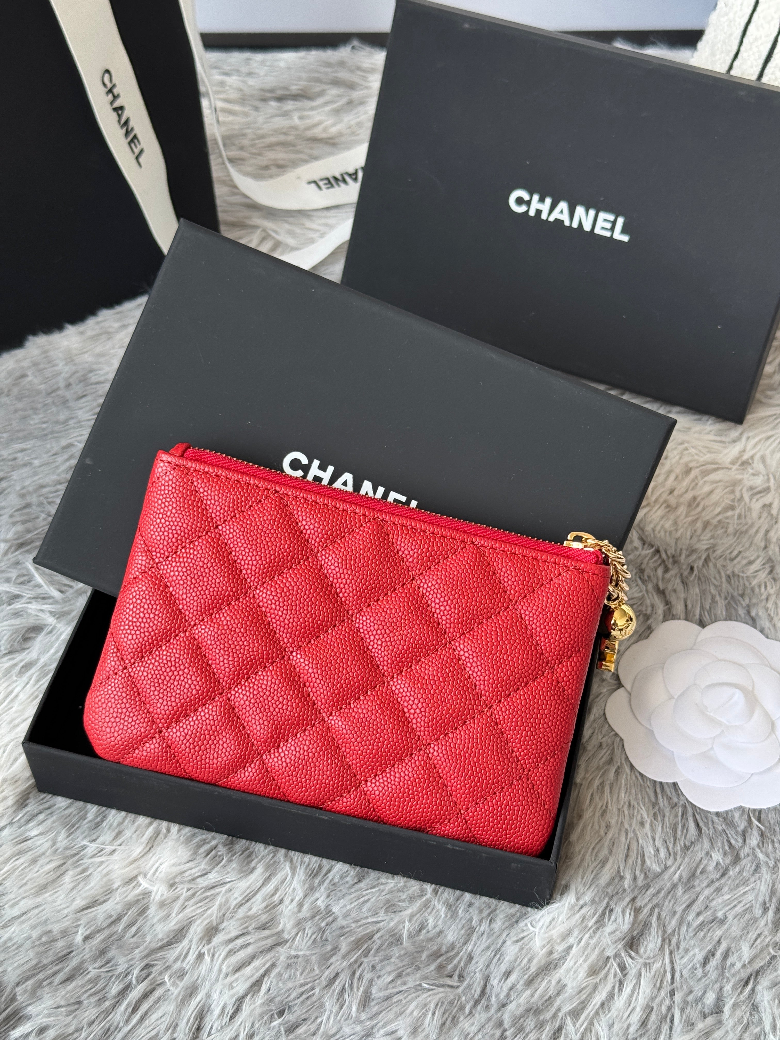 CC CLASSIC ZIPPED POUCH 14 IN RED GRAINED CALFSKIN GOLD-TONE CHARM CHAIN