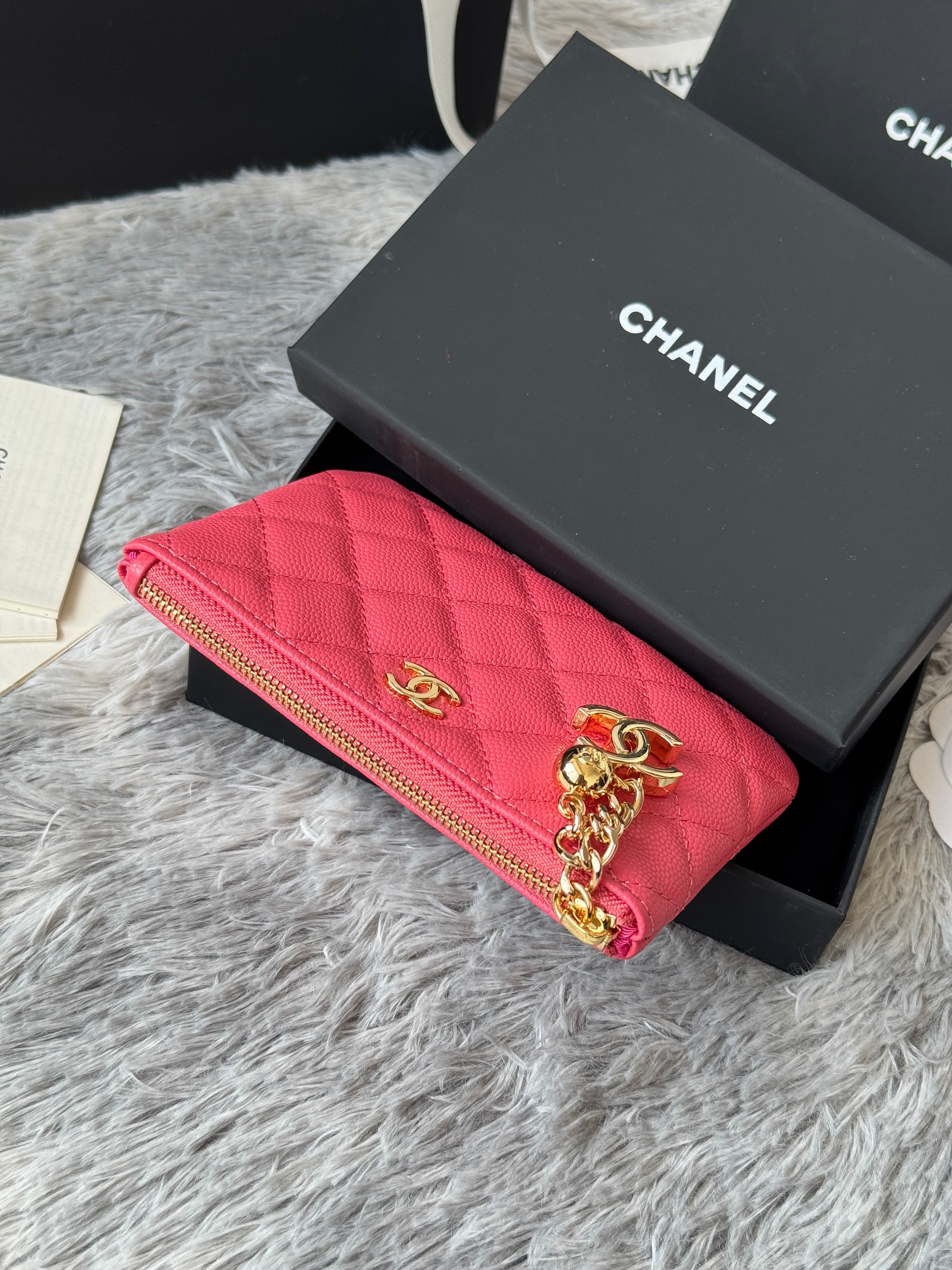 CC CLASSIC ZIPPED POUCH 14 IN CHESTNUT ROSE PINK GRAINED CALFSKIN GOLD-TONE CHARM CHAIN