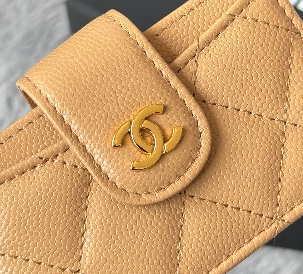 CARD HOLDER 10 CIRCLE CLASP IN LIGHT BROWN CAVIAR LEATHER GOLD-TONE METALLIC