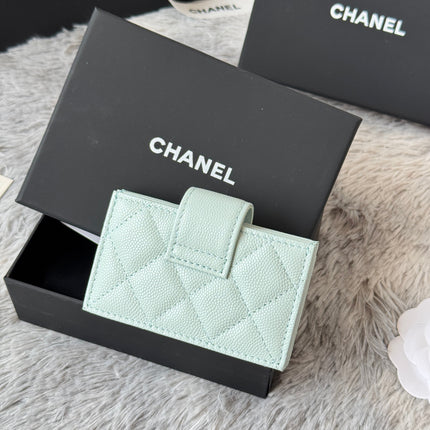 CARD HOLDER 10 CIRCLE CLASP IN BABY GREEN CAVIAR LEATHER GOLD-TONE METALLIC