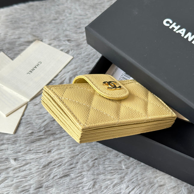 CARD HOLDER 10 CIRCLE CLASP IN YELLOW CAVIAR LEATHER GOLD-TONE METALLIC