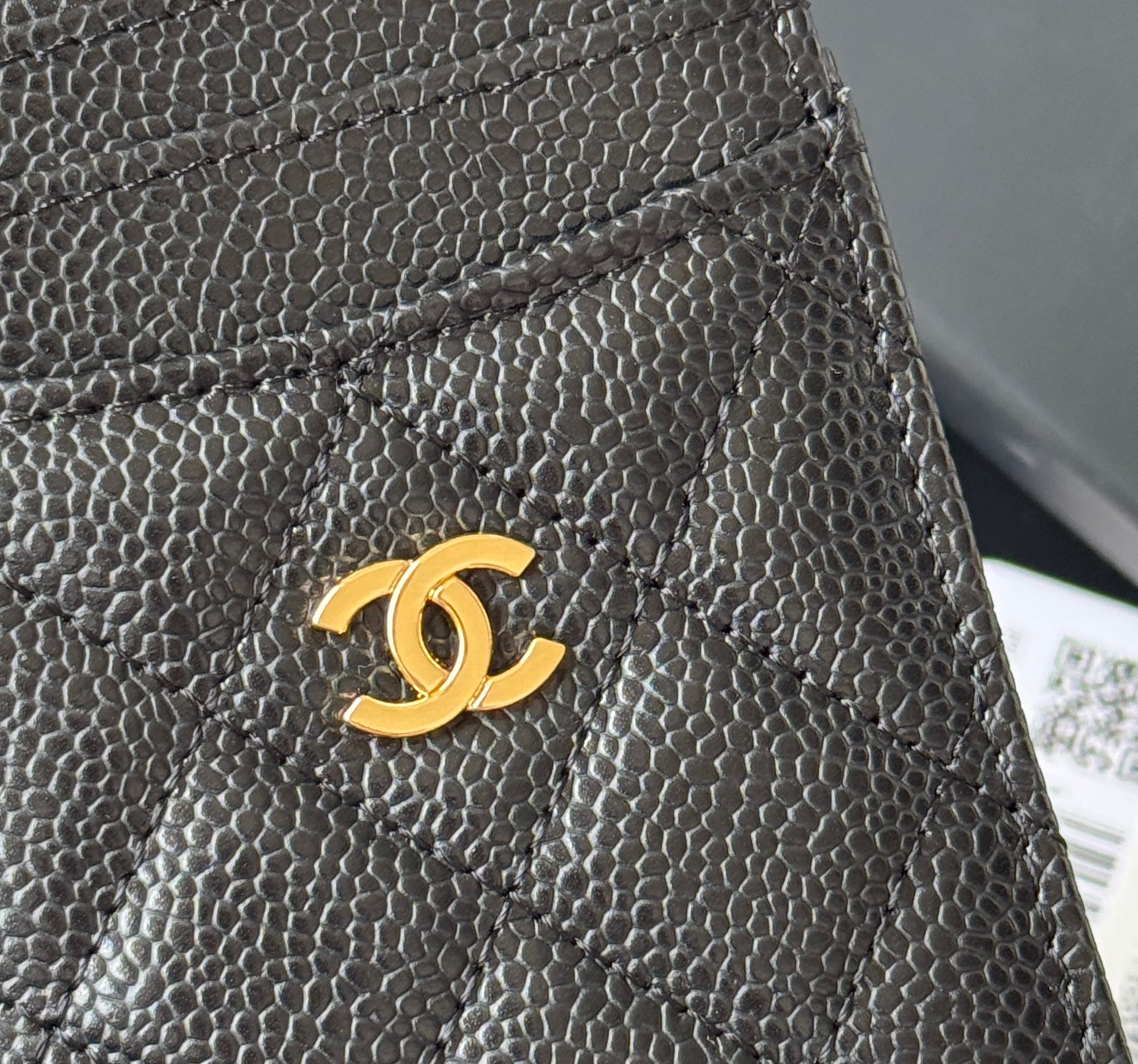 CLASSIC VERTICAL CARD HOLDER 14 IN BLACK GRAINED CALFSKIN GOLD-TONE METALLIC