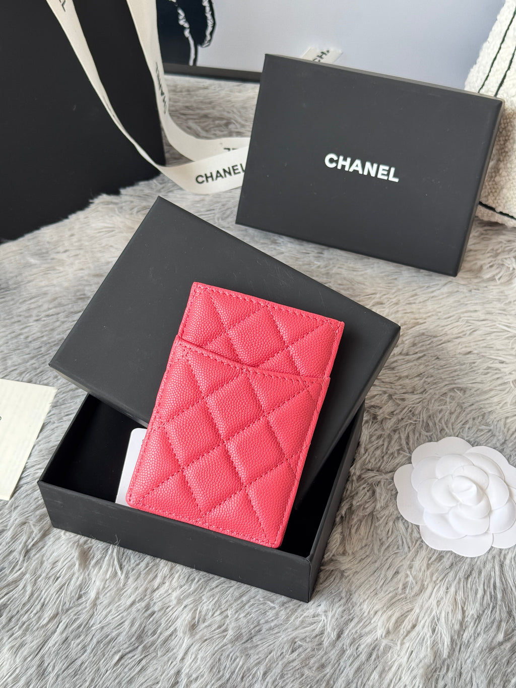 CLASSIC VERTICAL CARD HOLDER 14 IN MANDY PINK GRAINED CALFSKIN GOLD-TONE METALLIC