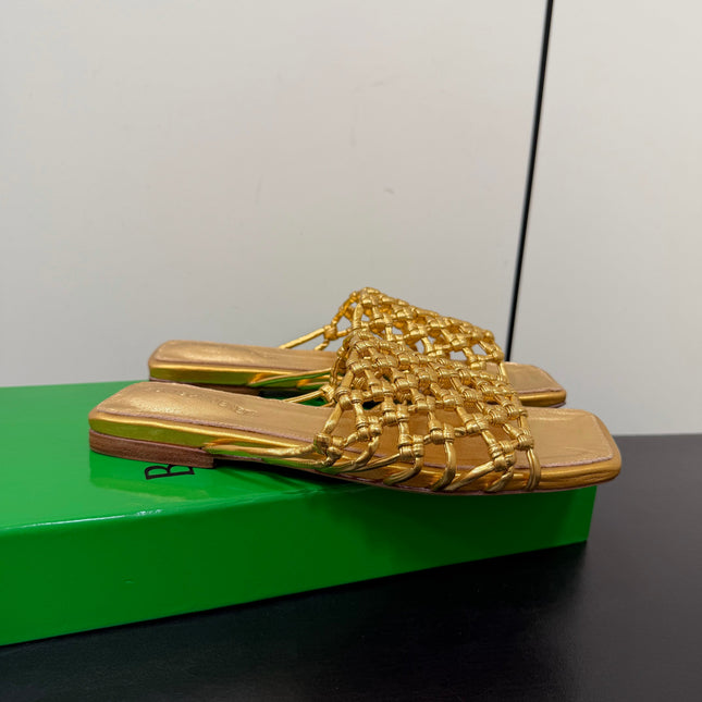 BOTTEGA VENETA 26S WOVEN STRAP SANDALS IN GOLD LAMBSKIN
