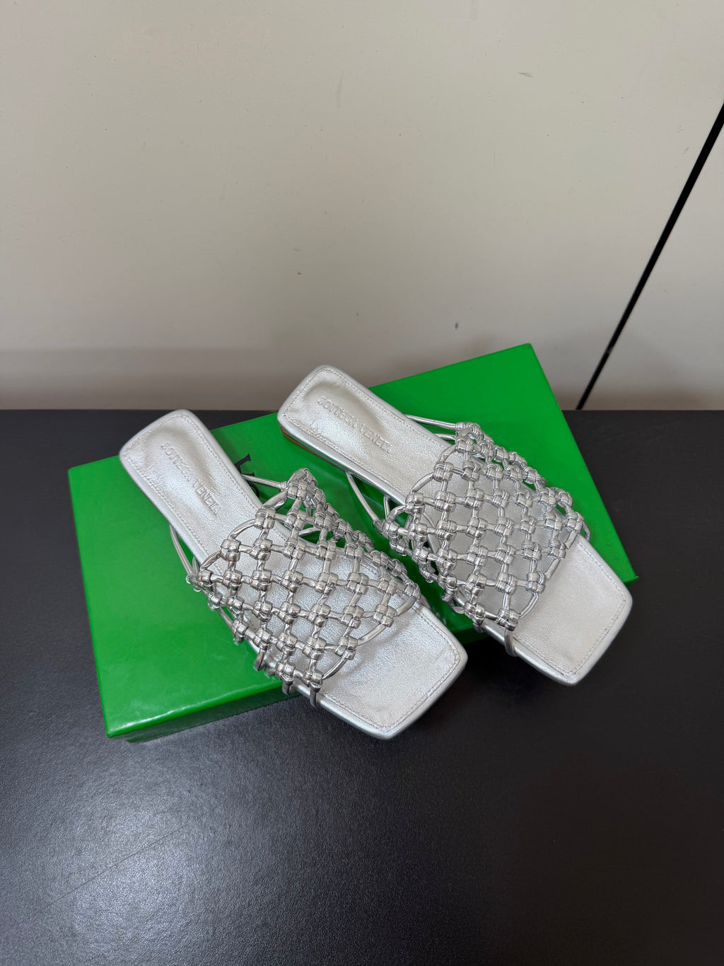 BOTTEGA VENETA 26S WOVEN STRAP SANDALS IN SILVER LAMBSKIN