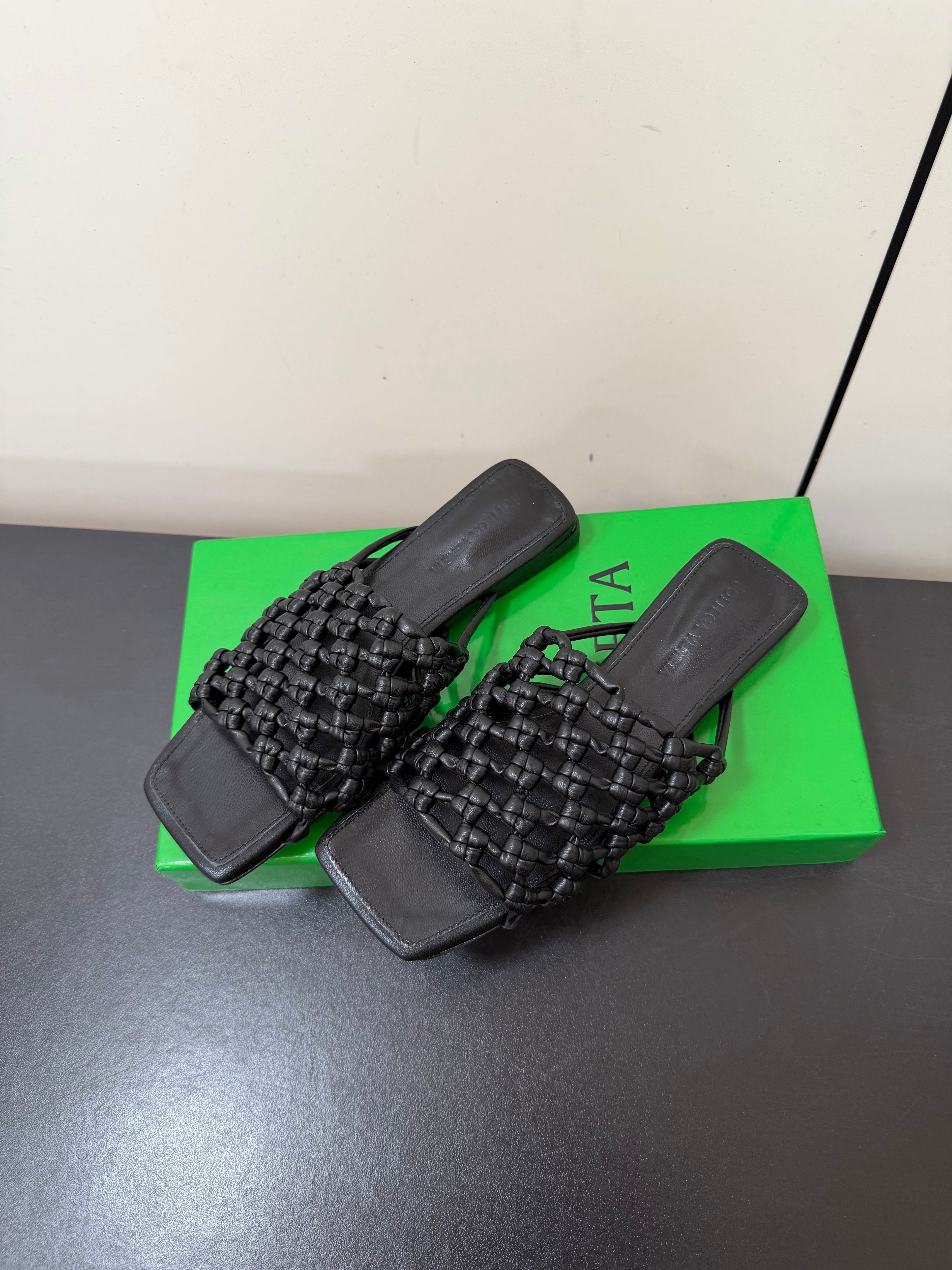 BOTTEGA VENETA 26S WOVEN STRAP SANDALS IN BLACK LAMBSKIN