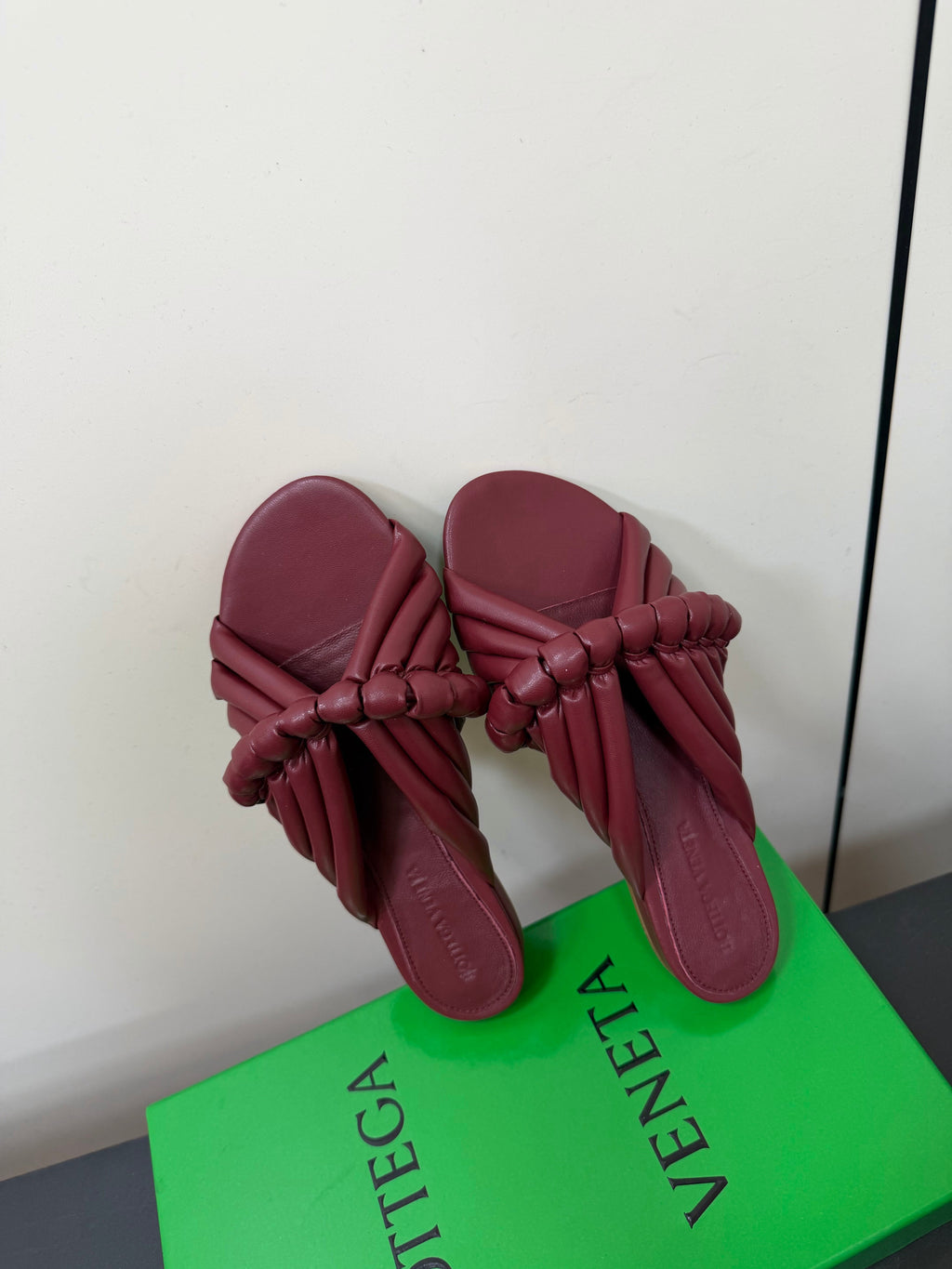 BOTTEGA VENETA 26S BRAIDED STRAP SANDALS IN RED LAMBSKIN
