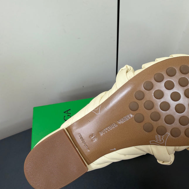 BOTTEGA VENETA 26S BRAIDED STRAP SANDALS IN BEIGE LAMBSKIN