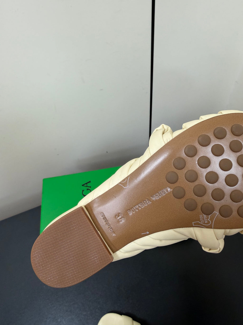 BOTTEGA VENETA 26S BRAIDED STRAP SANDALS IN BEIGE LAMBSKIN