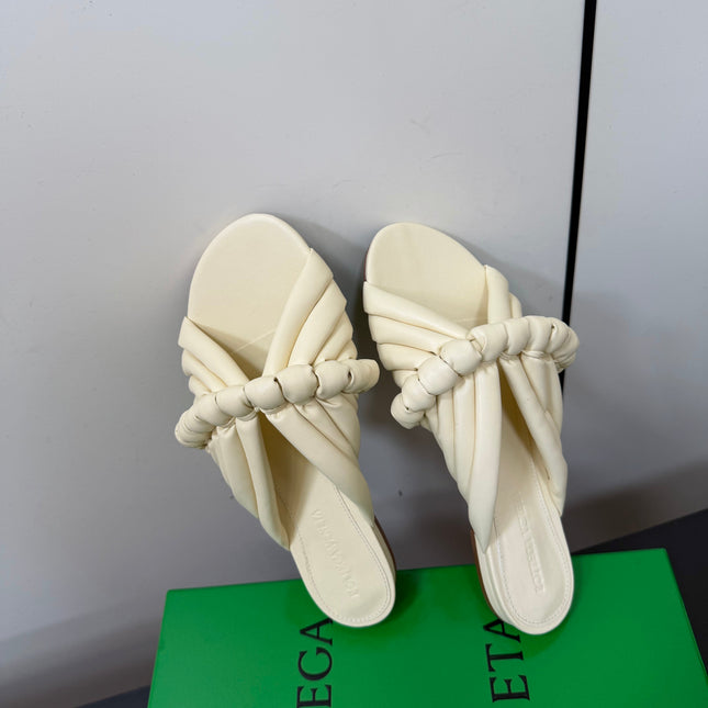 BOTTEGA VENETA 26S BRAIDED STRAP SANDALS IN BEIGE LAMBSKIN