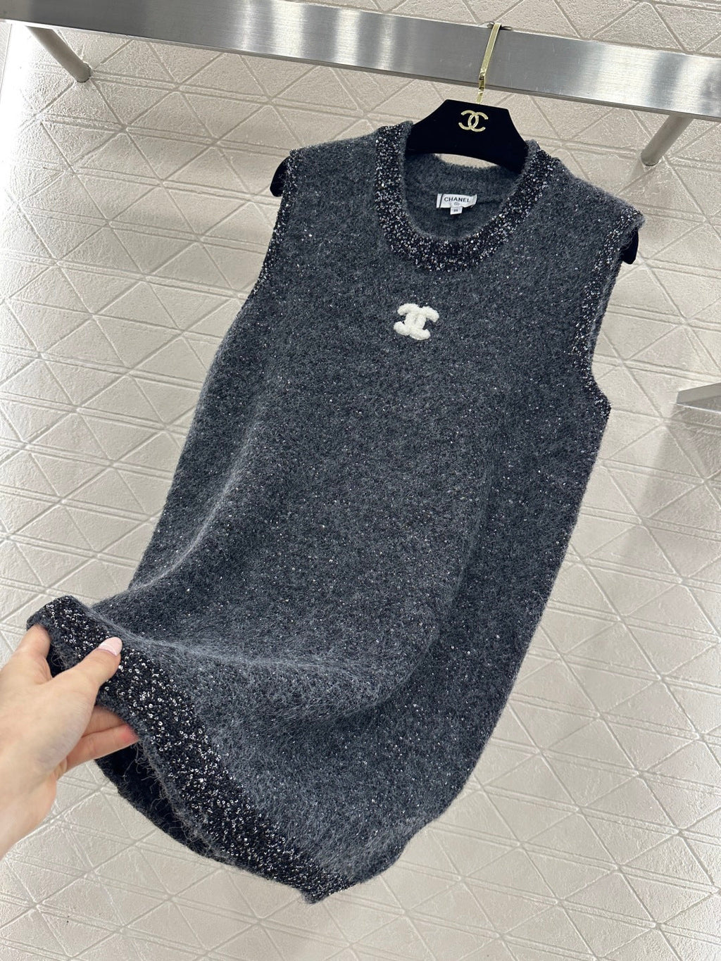 CHANEL 26S SLEEVELESS KNITTED SEQUIN BLAZER 664