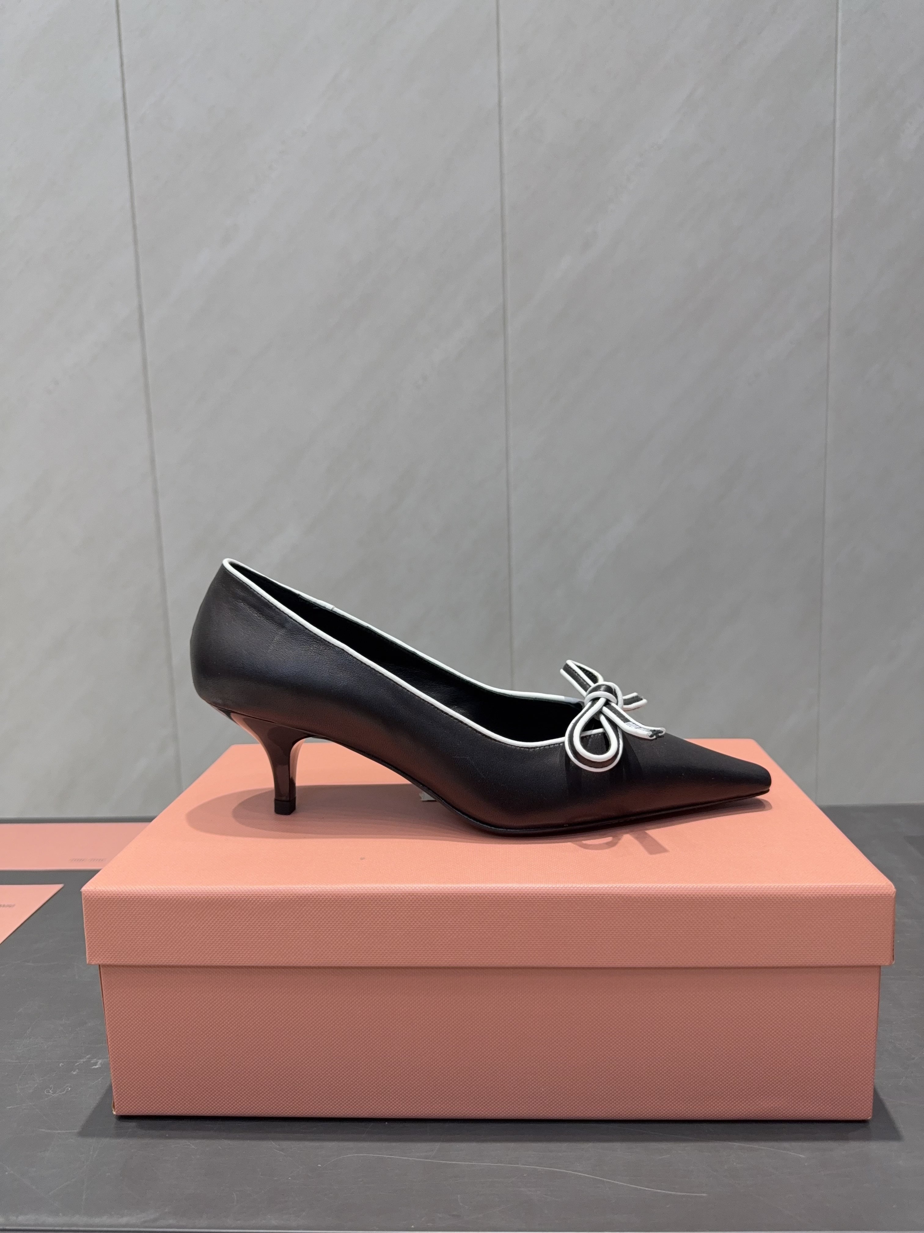 MIUMIU 26S POINTED TOE PUMPS 55MM IN BLACK AND WHITE CALFSKIN WITH BOW