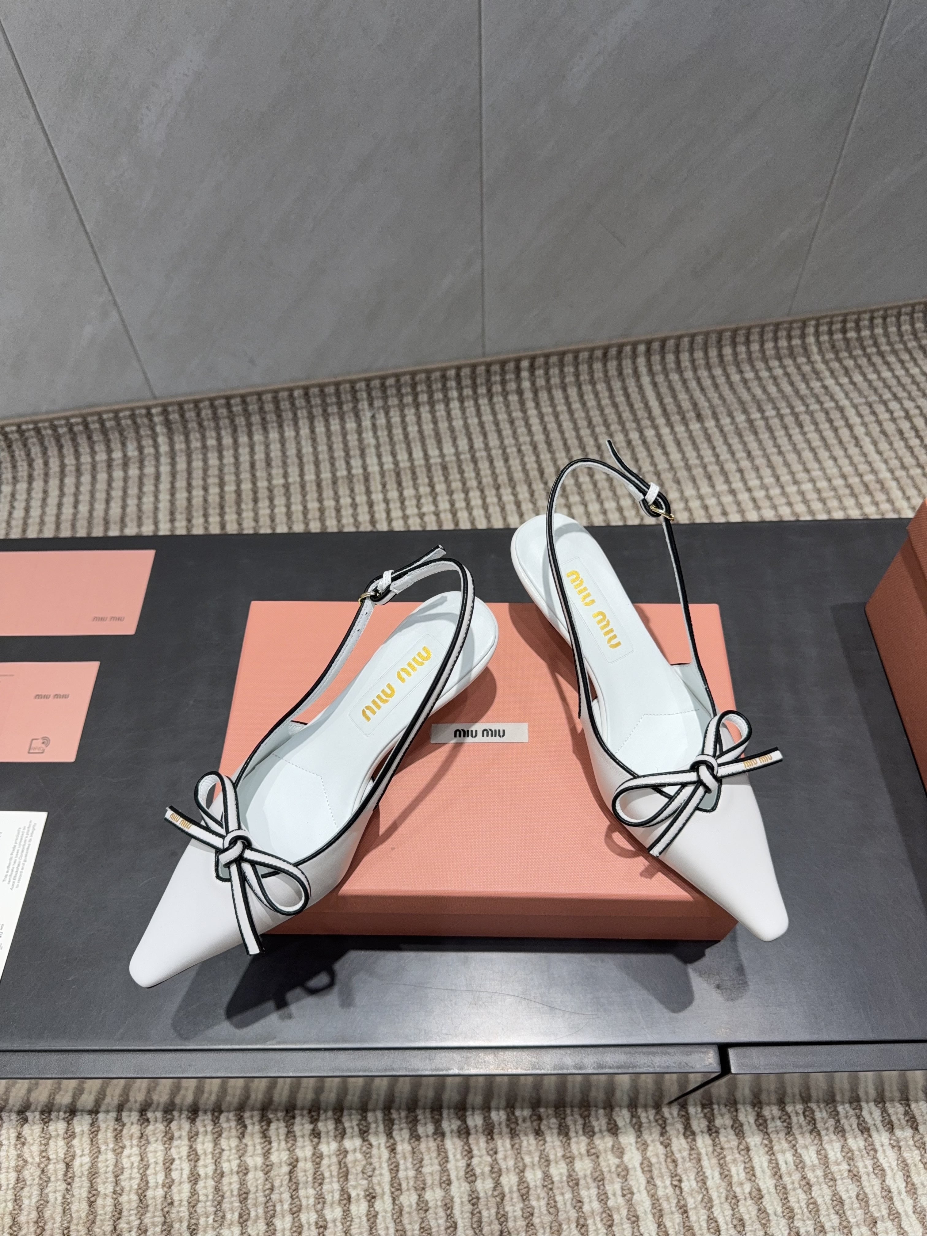 MIUMIU 26S SLINGBACK 55MM IN WHITE AND BLACK CALFSKIN WITH BOW