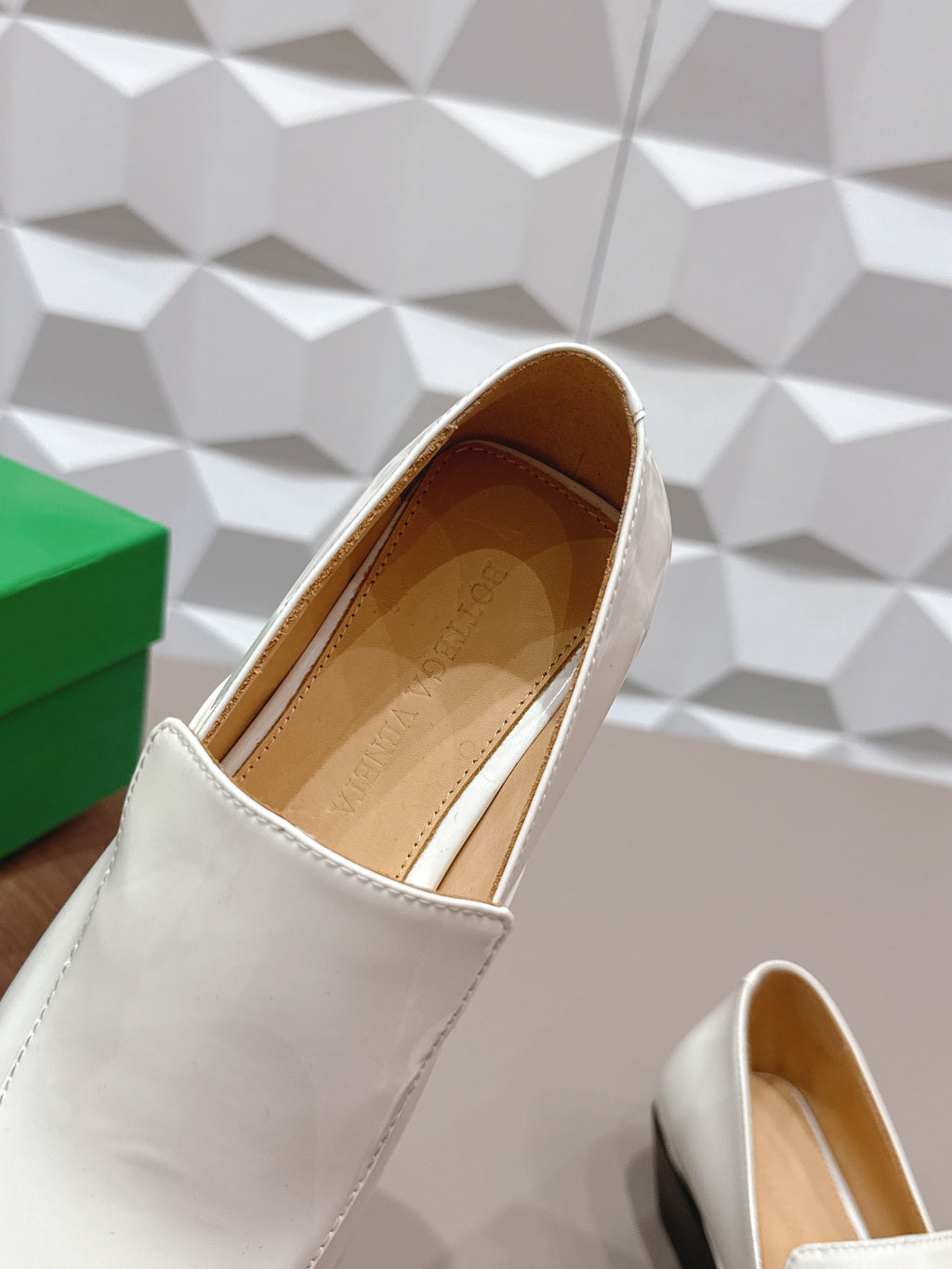 BOTTEGA VENETA 26S VENTURA LOAFERS 40 MM WHITE GLOSSY CALFSKIN