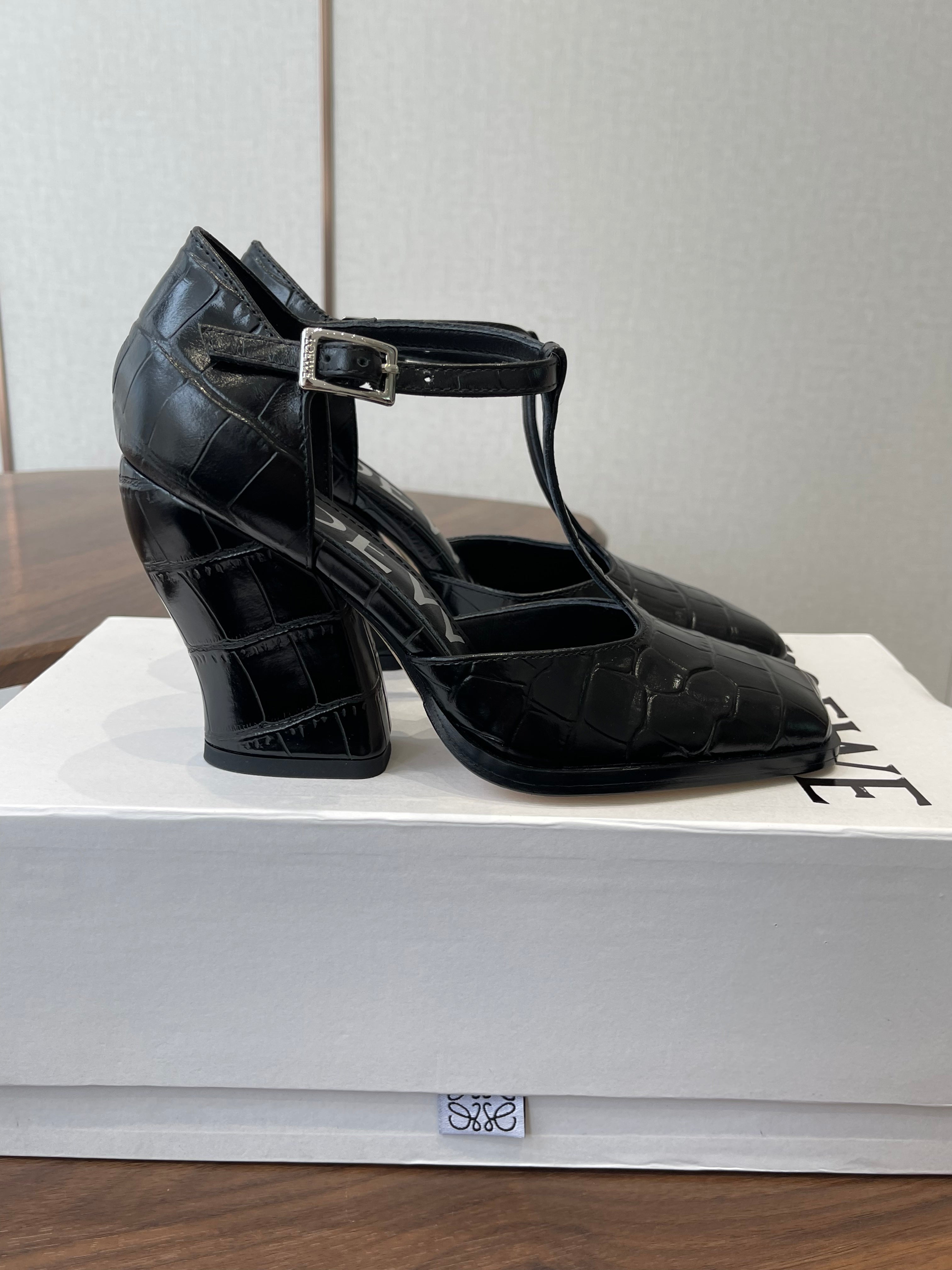 LOEWE 26S ONDA 90MM T-STRAP HIGH-HEEL SHOES IN BLACK EMBOSSED CROCODILE CALFSKIN