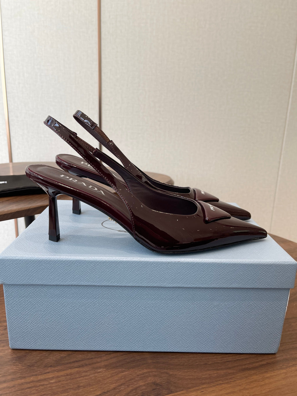 PRADA 26S SLINGBACK PUMPS 75MM IN BURNT BROWN PATENT CALFSKIN WITH LOGO