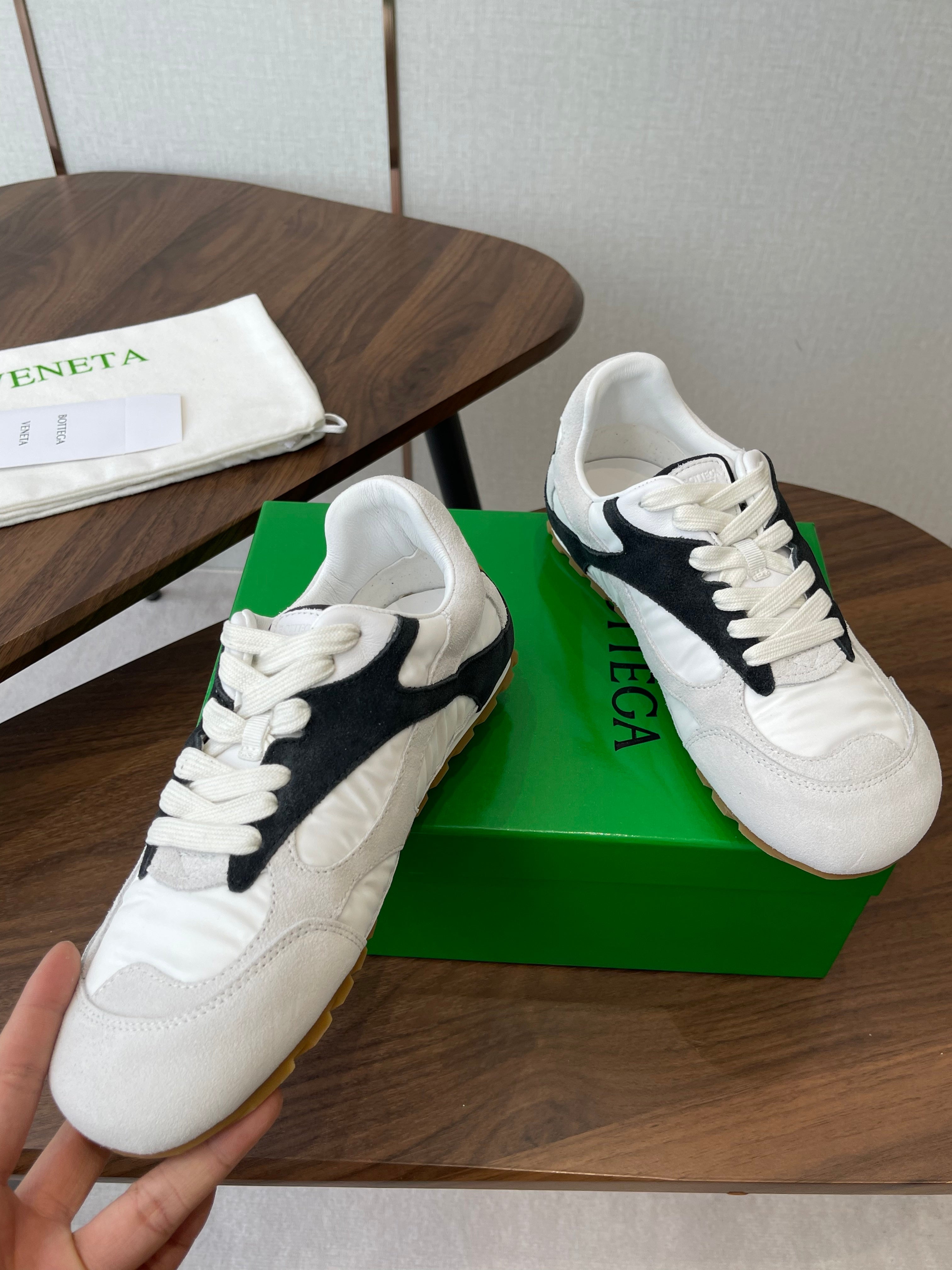 BOTTEGA VENETA 26S ORBIT FLASH SNEAKERS IN WHITE AND BLACK SUEDE