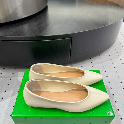 BOTTEGA VENETA 26S BALLET FLATS IN LIGHT BEIGE CALFSKIN