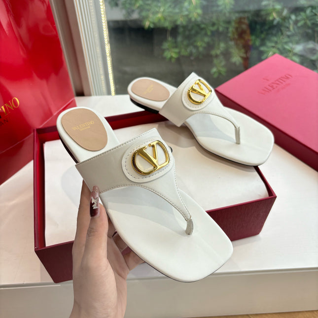 VLTN THONG SANDALS 25S IN WHITE LAMBSKIN WITH GOLD HARDWARE