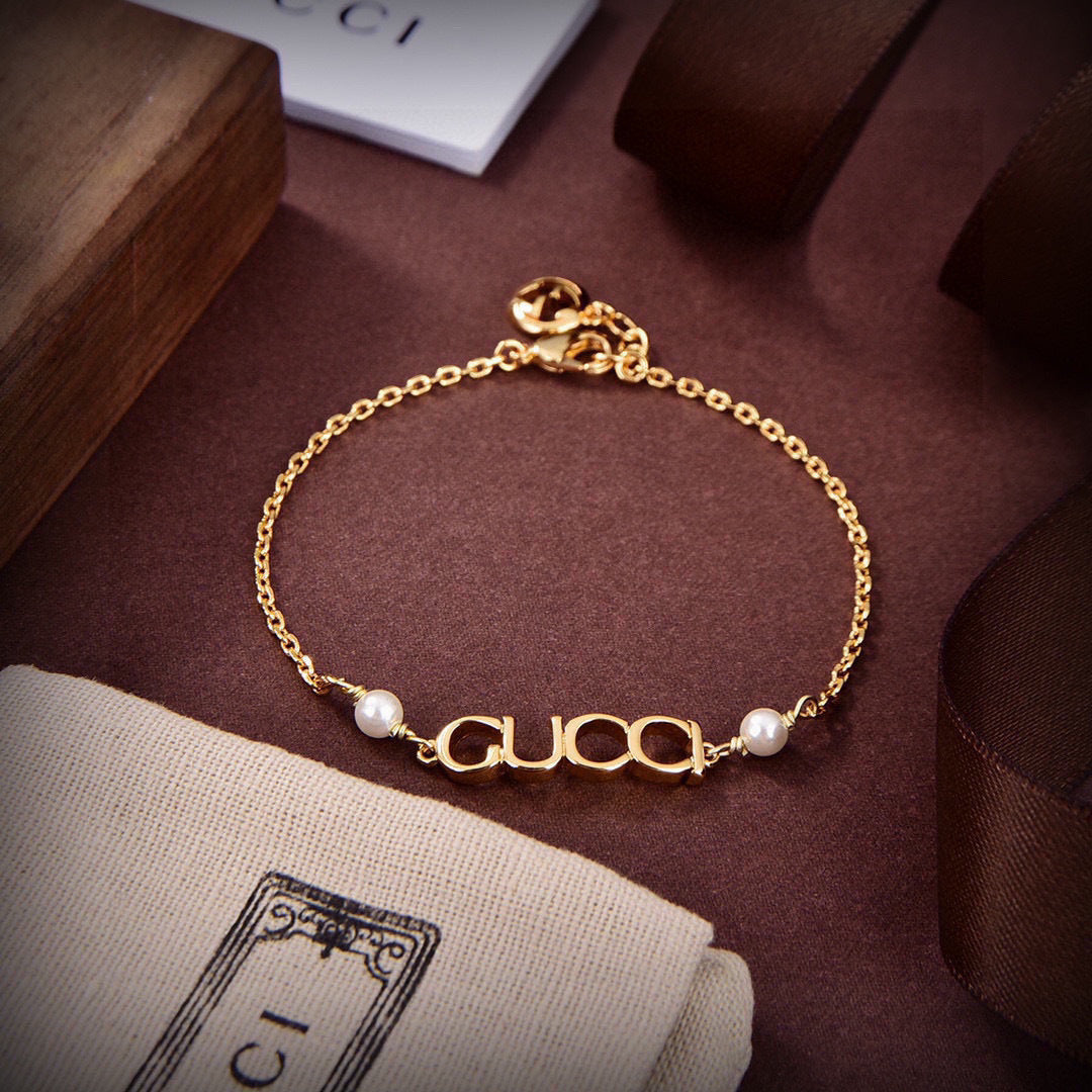 GUCCI 26S LETTER LOGO PEARL CHAIN BRACELET IN GOLD TONE METAL
