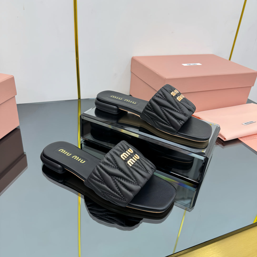 MATELASSÉ SLIDES IN BLACK CALFSKIN