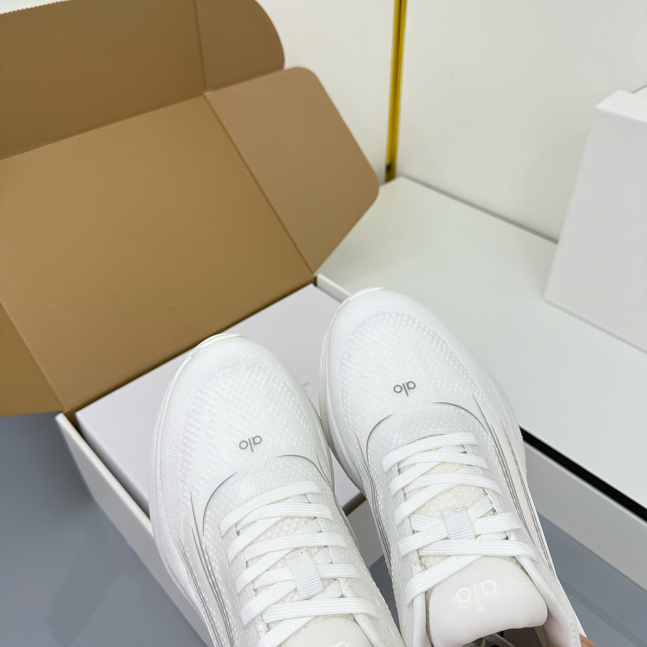 ALO 25S SNEAKER IN WHITE MESH FABRIC