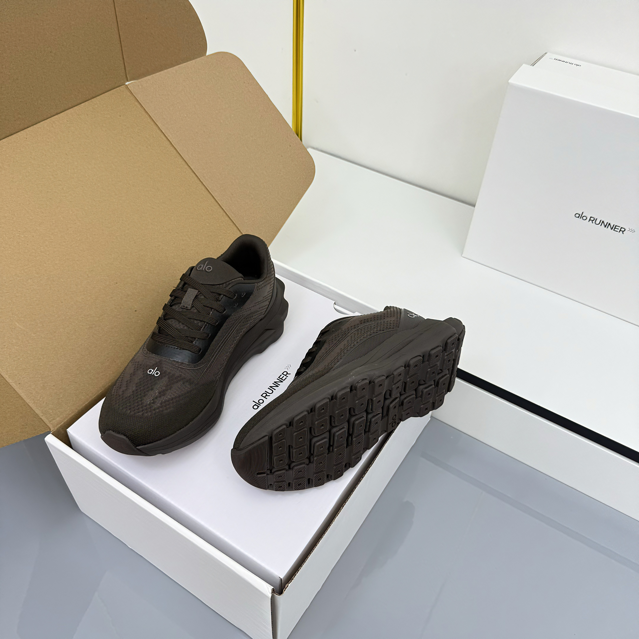 ALO 25S SNEAKER IN MOSS BROWN MESH FABRIC
