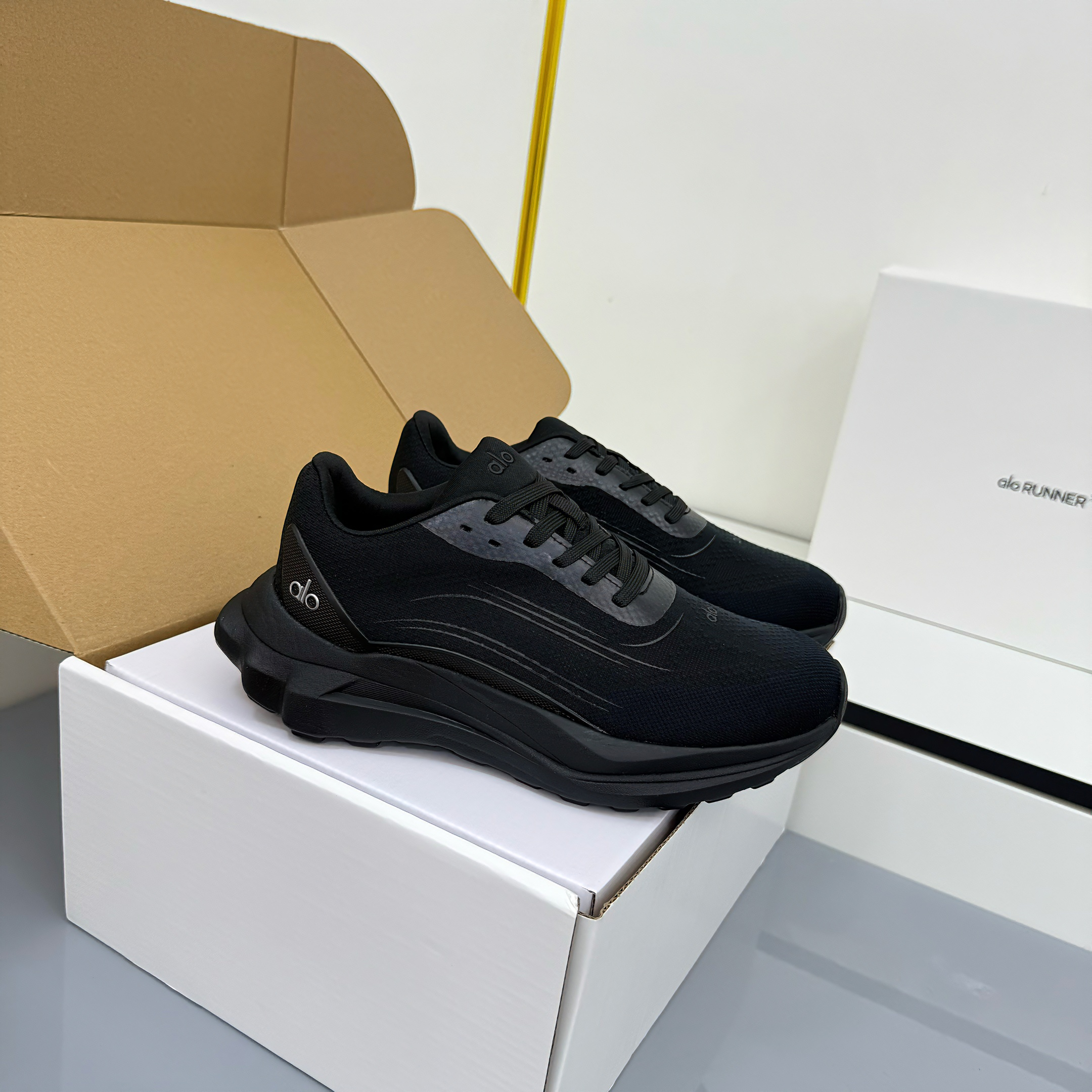 ALO 25S SNEAKER IN BLACK MESH FABRIC