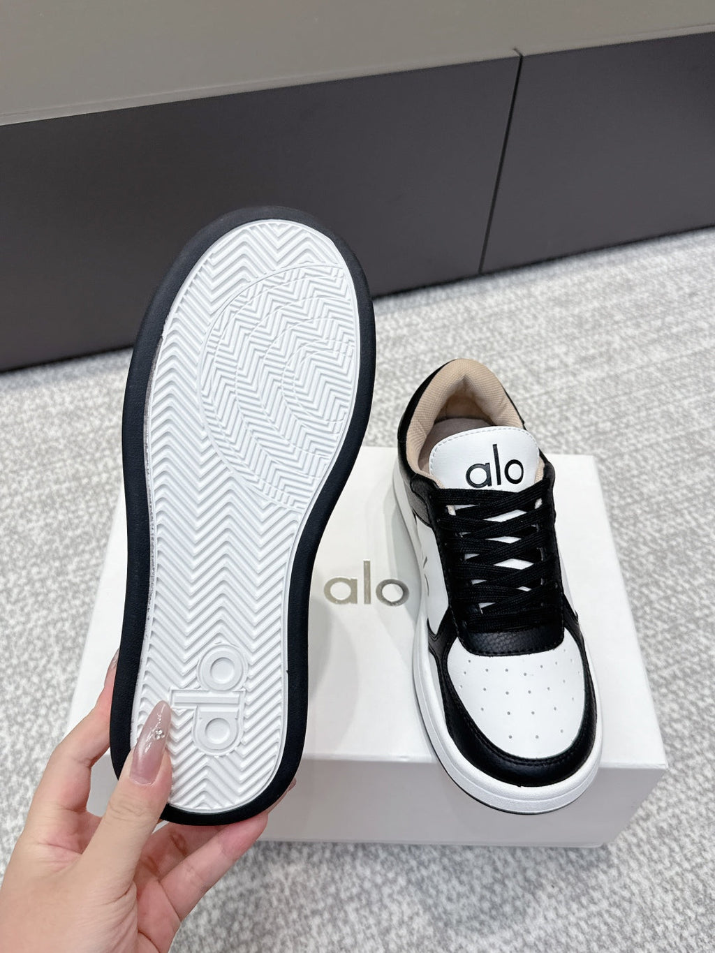 ALO 25S SNEAKER IN BLACK AND WHITE LAMBSKIN