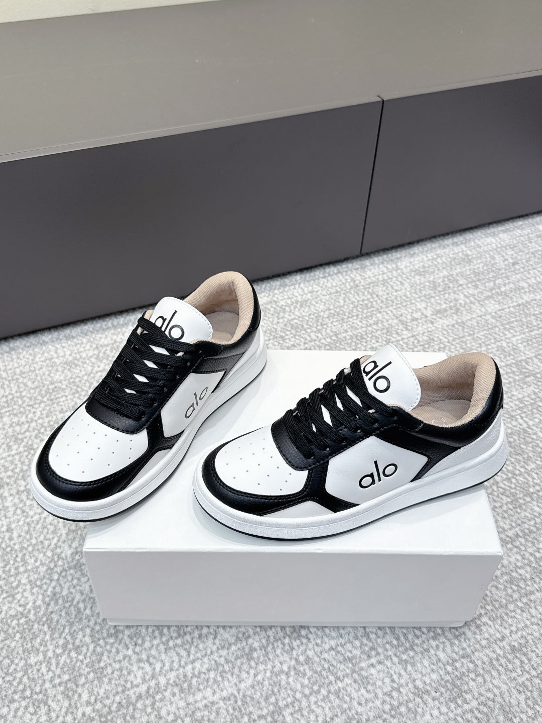 ALO 25S SNEAKER IN BLACK AND WHITE LAMBSKIN