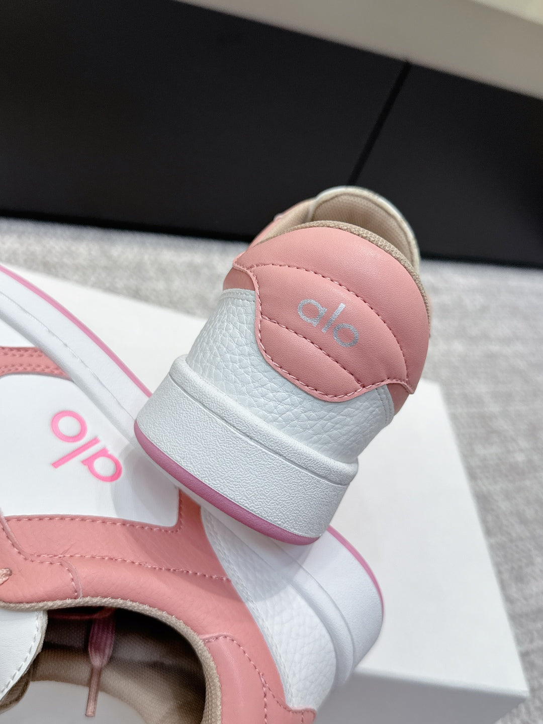 ALO 25S SNEAKER IN PINK AND WHITE LAMBSKIN
