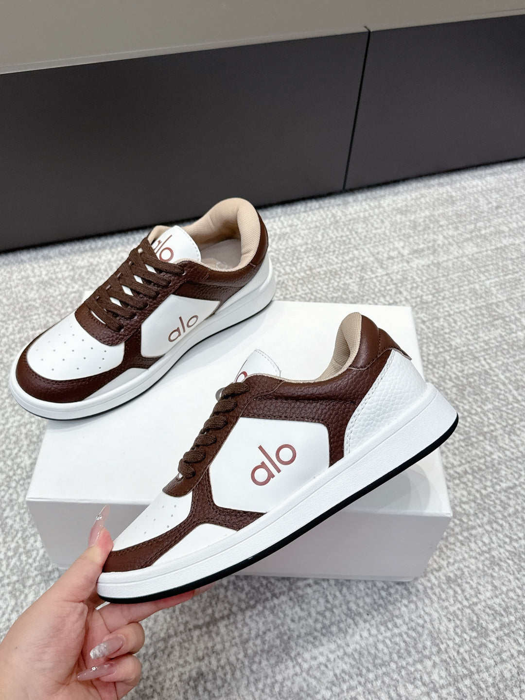 ALO 25S SNEAKER IN DARK BROWN AND WHITE LAMBSKIN