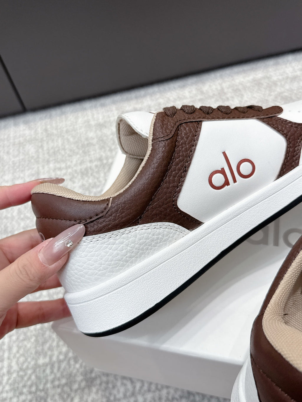 ALO 25S SNEAKER IN DARK BROWN AND WHITE LAMBSKIN