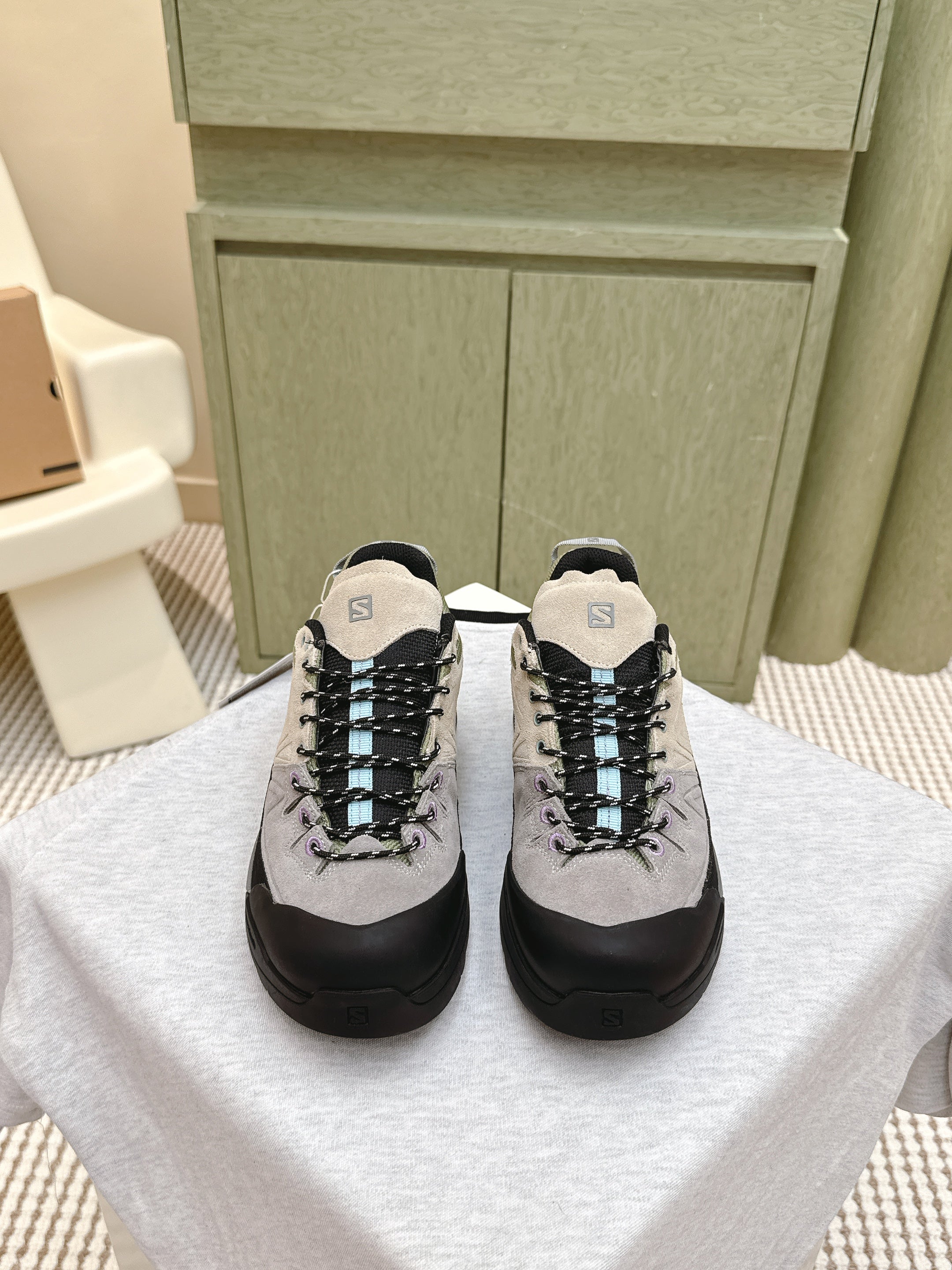 ALO 25S SALOMON X-ALP LTR SNEAKER IN BEIGE AND GREY SUEDE
