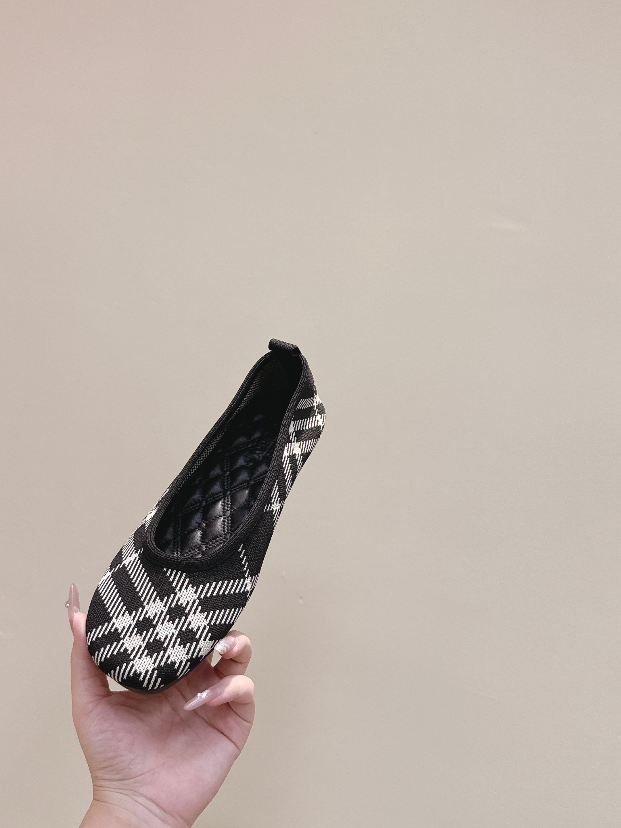 BURBERRY 26S BALLET FLATS IN BLACK AND WHITE KNIT STYLE 2