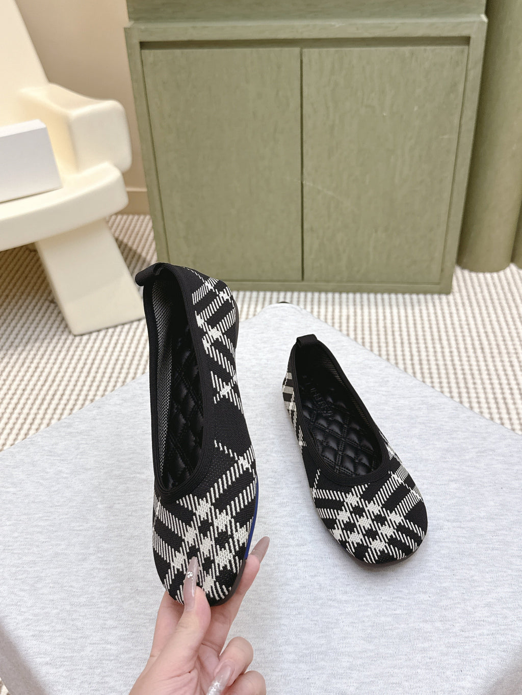 BURBERRY 26S BALLET FLATS IN BLACK AND WHITE KNIT STYLE 2
