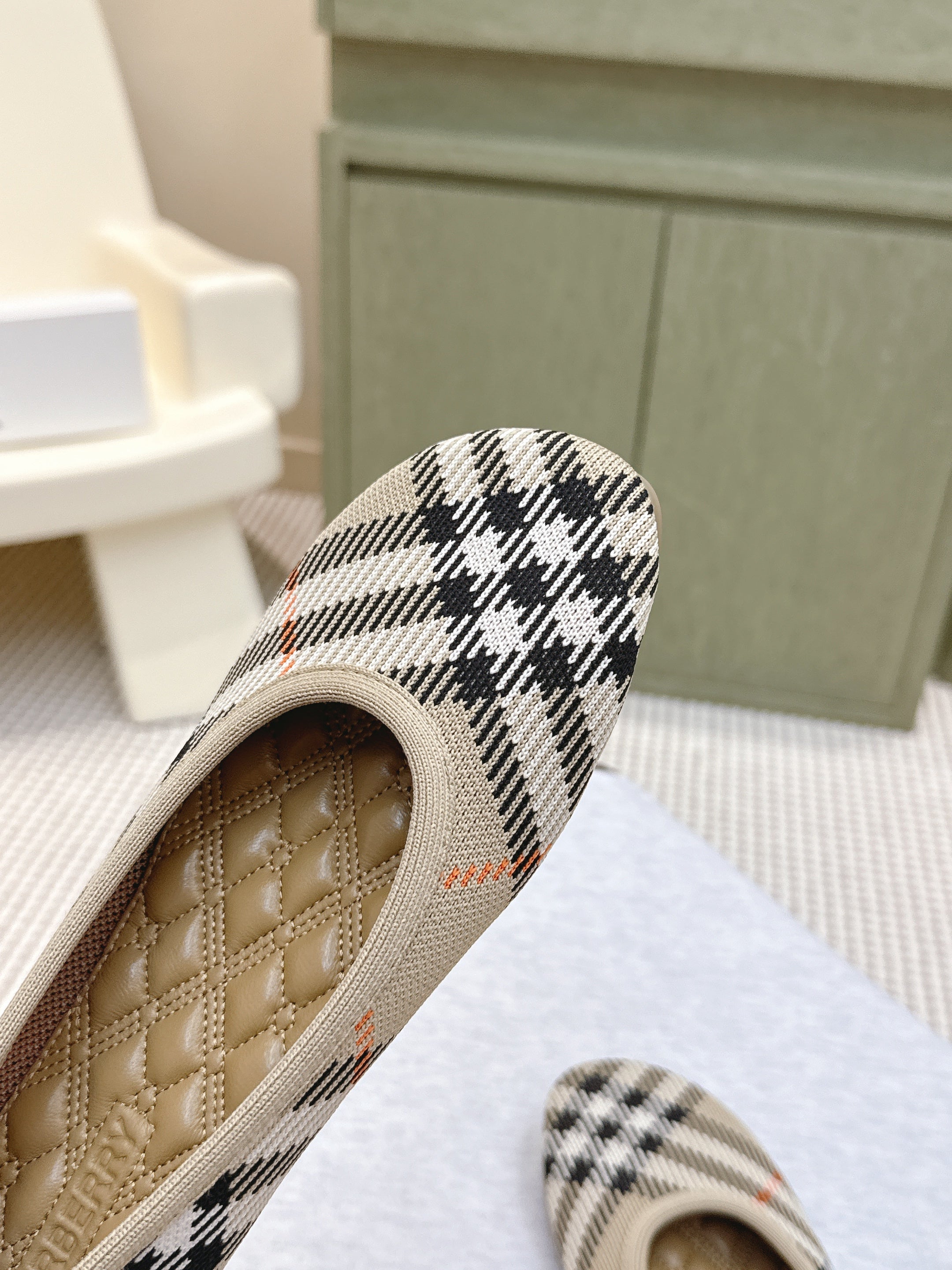 BURBERRY 26S BALLET FLATS IN BEIGE AND BLACK KNIT STYLE 1