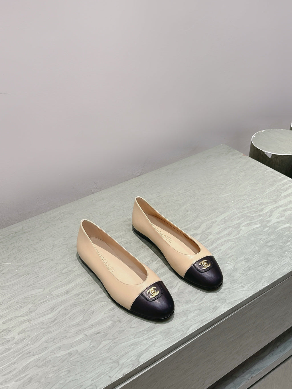 CHANEL 25S BALLET FLATS IN BEIGE CALFSKIN WITH BLACK CAP TOE GOLD HARDWARE
