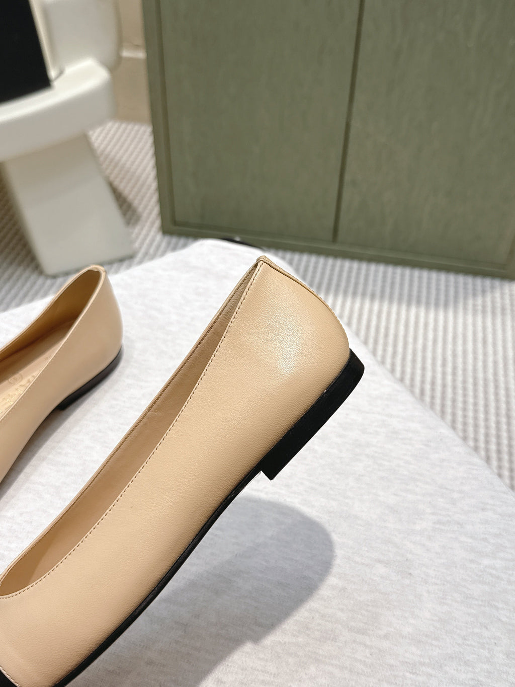 CHANEL 25S BALLET FLATS IN BEIGE CALFSKIN WITH BLACK CAP TOE GOLD HARDWARE