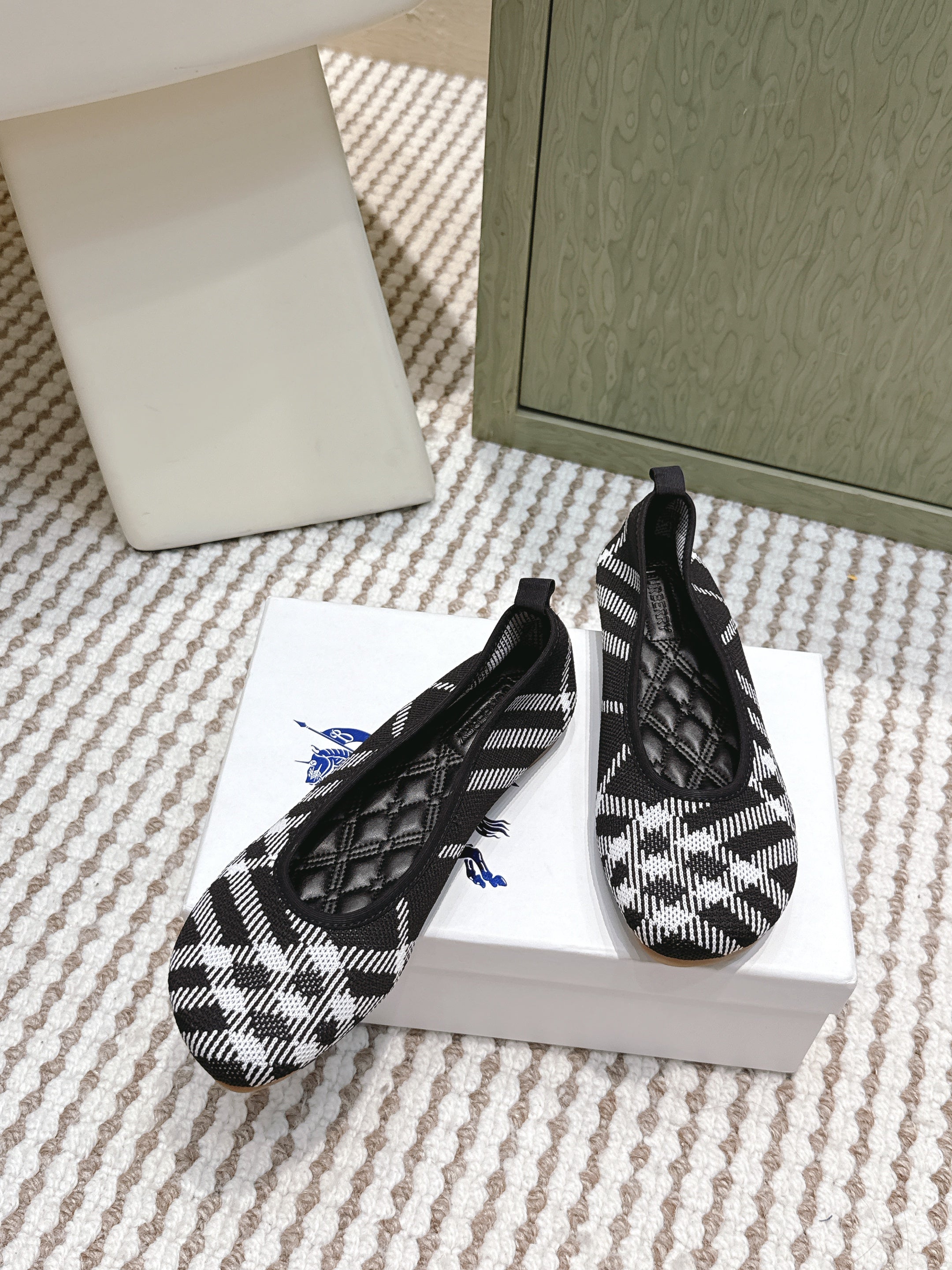 BURBERRY 26S BALLET FLATS IN BLACK AND WHITE KNIT