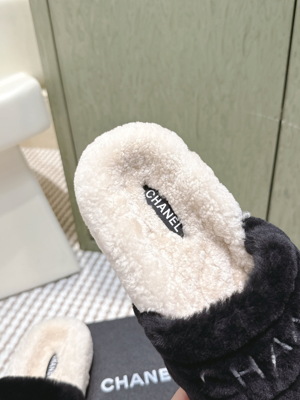 CHANEL 25S FLUFFY SLIDERS IN BEIGE AND BLACK