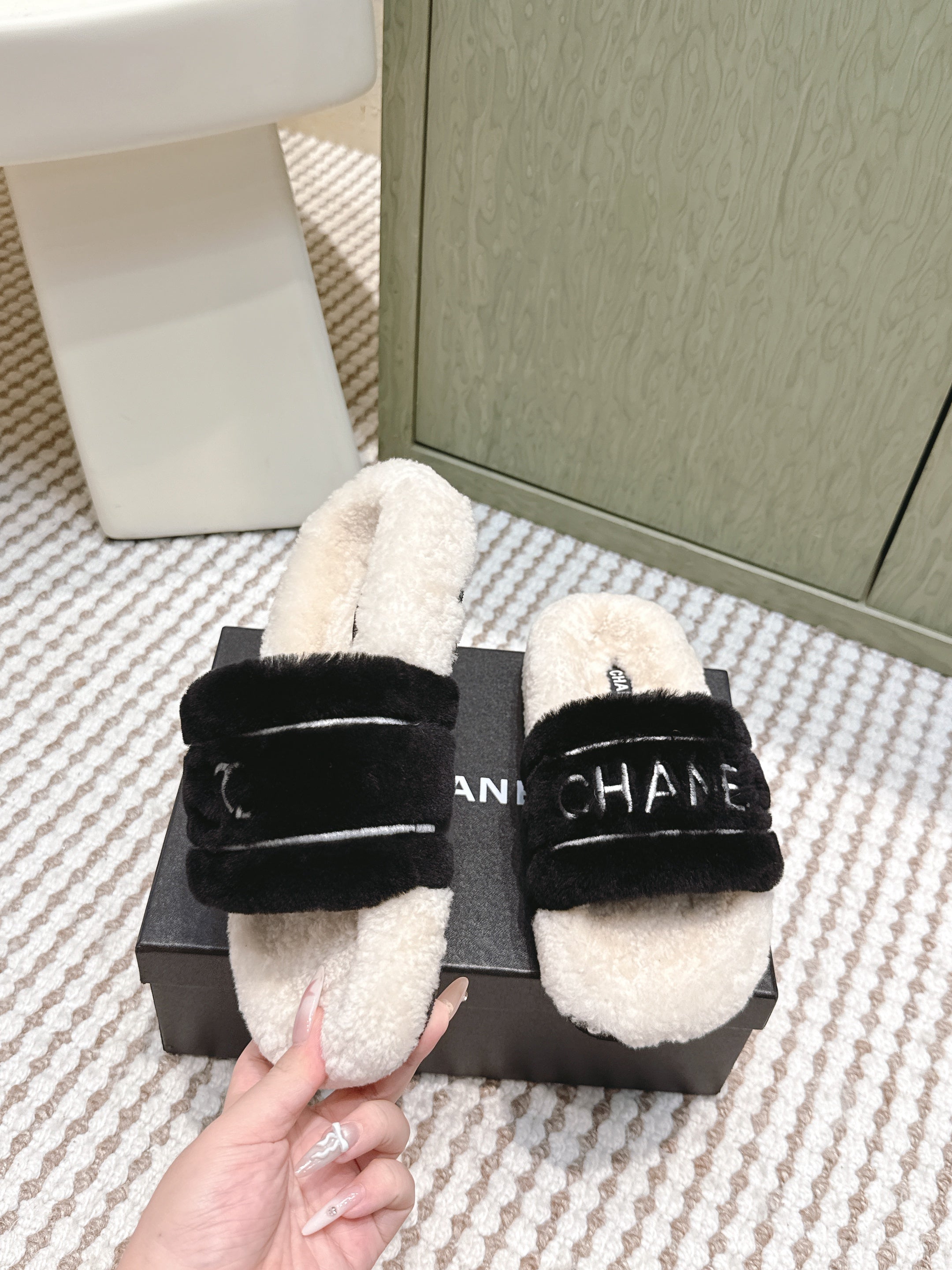 CHANEL 25S FLUFFY SLIDERS IN BEIGE AND BLACK