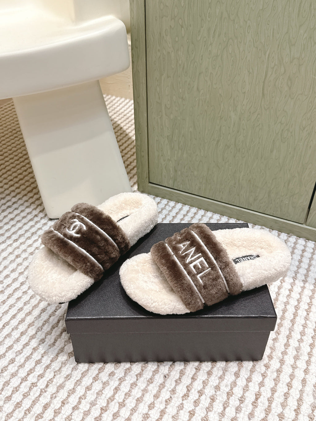 CHANEL 25S FLUFFY SLIDERS IN BEIGE AND BROWN