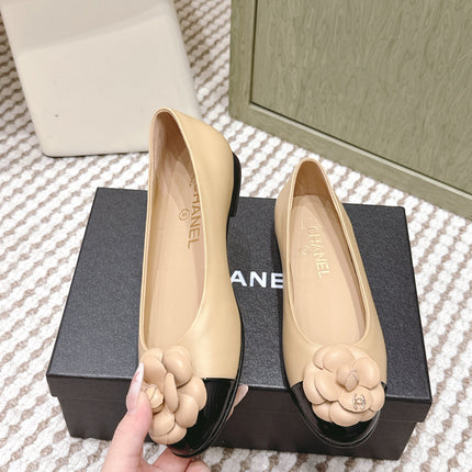 CHANEL 25S BALLET FLAT ROUND TOE IN BEIGE AND BLACK SHEEPSKIN WITH CAMELLIA