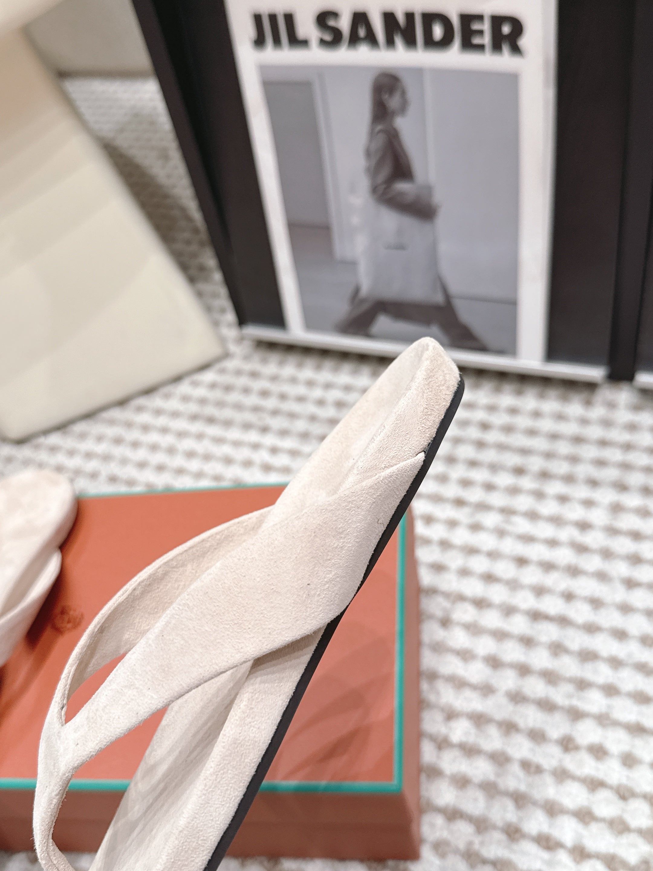 LP 26S THONG SANDALS IN LIGHT BEIGE SUEDE